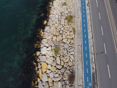 Nehir kıyısında büyük granit taşlar. Nehrin kenarı, aşınmaya karşı büyük taşlarla güçlendirilmiş. Nehir kenarına taş döşenmiş, nehir kıyısını güçlendirmiş. Yüksek kalite fotoğraf