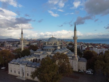 Mimar Mehmet tarafından 17. yüzyılda kar yağarken, Mavi Cami olarak da bilinen Türkiye, İstanbul, Sultanahmet İmparatorluk Camii. Yüksek kalite fotoğraf