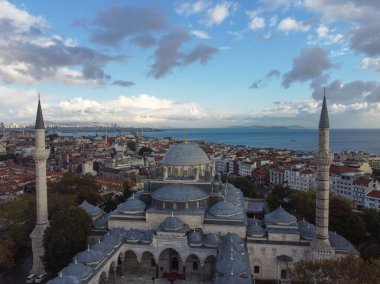 Mimar Mehmet tarafından 17. yüzyılda kar yağarken, Mavi Cami olarak da bilinen Türkiye, İstanbul, Sultanahmet İmparatorluk Camii. Yüksek kalite fotoğraf