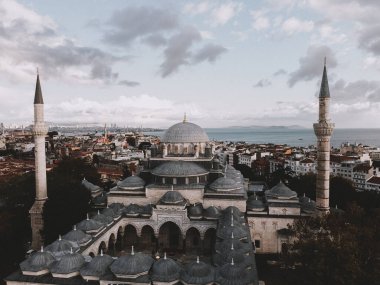 Mimar Mehmet tarafından 17. yüzyılda kar yağarken, Mavi Cami olarak da bilinen Türkiye, İstanbul, Sultanahmet İmparatorluk Camii. Yüksek kalite fotoğraf