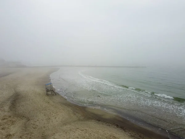 ライフガードはウクライナのオデッサで黒い参照してください曇りの日に立っています 高品質の写真 ビーチのライフガードタワー灰色の日波が砂を覆い — ストック写真
