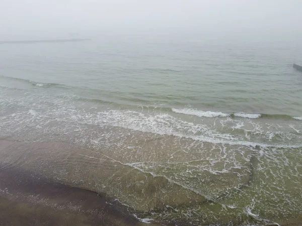 海岸の砂は粒状で岩が多く 波が粒に優しく触れると乾燥を失います 高品質の写真 オデッサ ウクライナ 黒参照 — ストック写真