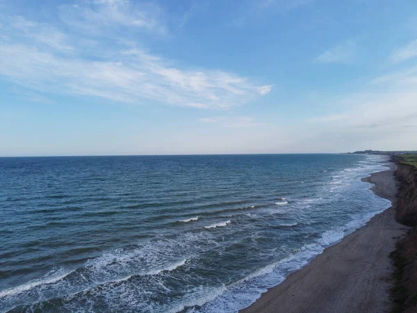 澄んだ海水で日当たりの良い夏の砂のビーチを空にします 高品質の写真 ウクライナのオデッサ近くの海岸の上からの眺め — ストック写真