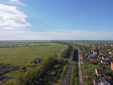 Seçenekli odaklı semafor demiryolu feneri, tepeler arasında kıvrılıp dönen izinlere olanak sağlıyor. Boş döner ve tek bir demiryolu yolu hattını döndürür. Yüksek kalite fotoğraf