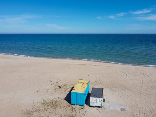 Plaża Pobliżu Oceanu Pod Błękitnym Niebem Pochmurny Dzień Wysokiej Jakości — Zdjęcie stockowe