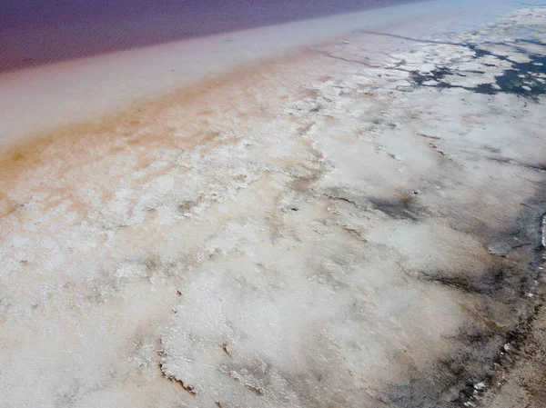 Spektakulärer Blick Von Drohne Auf Rosa Salzwiesen Mit Ruhiger Wasseroberfläche — Stockfoto