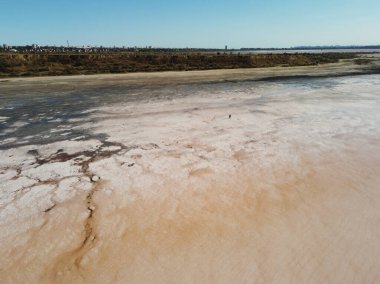 Ölü Deniz manzarası ve Odessa 'daki tuzlu kıyıları. Suyun karşısında suyun üzerindeki tuz izlerini görebilirsiniz. Yüksek kalite fotoğraf. Başka bir gezegenin dokusu