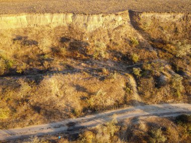 Karadeniz kıyısındaki heyelan bölgesi. Deniz taşı kabuğu. Yağmur mevsiminde doğal afetler bölgesi. Büyük toprak kütleleri tepenin yamacında kayıp evleri yok ediyor. Yüksek kalite fotoğraf