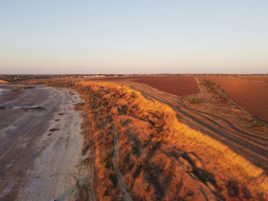 Dramatik kuleler ve kırmızı kumtaşı uçurumları soyut çöl manzarasında gün batımında mor gölgeler oluşturur. Odessa, Ukrayna. Yüksek kalite fotoğraf