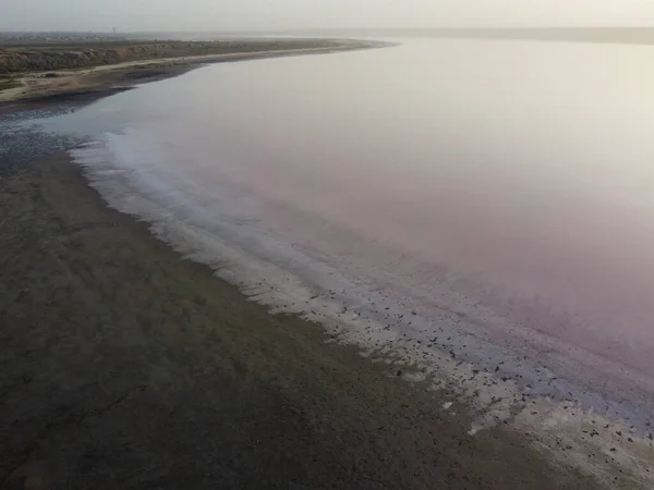 Lac Serein Avec Rivage Boueux Entouré Une Atmosphère Tranquille Lumière — Photo