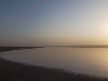 Ukrayna 'nın Kherson bölgesindeki pembe tuzlu Syvash Gölü manzarası. Yüksek kalite fotoğraf