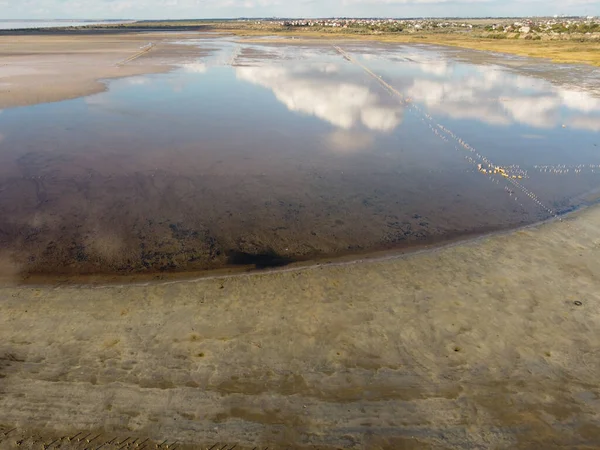 Μαλακά Σύννεφα Αντικατοπτρίζονται Στην Ακίνητη Επιφάνεια Της Λίμνης Δημιουργώντας Μια — Φωτογραφία Αρχείου