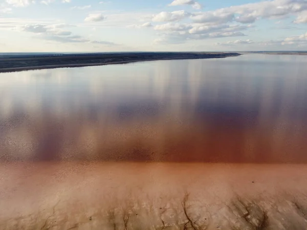 Fotografia Przedstawia Czerwone Słone Jezioro Zachodzie Słońca Żywymi Odcieniami Pomarańczy — Zdjęcie stockowe