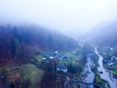 Dağ nehri, dağda zümrüt yeşili su, kayalar, orman ve sisli bir sabah. Verzasca Vadisi, İsviçre. Yüksek kalite fotoğraf