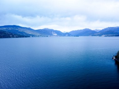 Lombardy, İtalya 'daki Bellagio kasabası yakınlarındaki Como Gölü' nün güzel panoramik manzarası. Yaz bulutlu bir akşam. Dramatik bir gökyüzü. Yüksek kalite fotoğraf