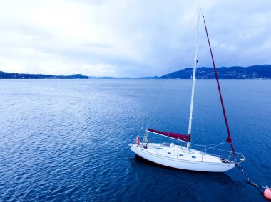 Akşamları denizde yelkenli gezisi güzel büyük dağların ardından arka plan, lüks yaz macerası, Akdeniz, Türkiye 'de aktif tatil. Yüksek kalite fotoğraf