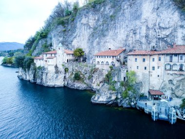 İtalya 'daki Maggiore Gölü' ndeki Santa Caterina del Sasso Manastırı 'nda insansız hava aracı görüntüsü. Göl manzarası, dağlar ve kilise. Yüksek kalite fotoğraf