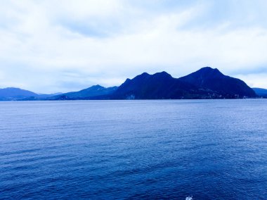 Lombardy, İtalya 'daki Bellagio kasabası yakınlarındaki Como Gölü' nün güzel panoramik manzarası. Yaz bulutlu bir akşam. Dramatik bir gökyüzü. Yüksek kalite fotoğraf