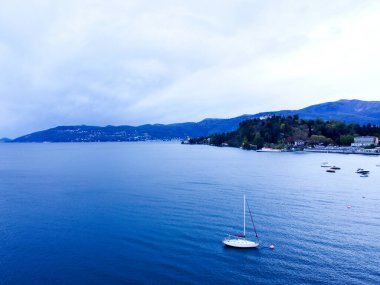 Akşamları denizde yelkenli gezisi güzel büyük dağların ardından arka plan, lüks yaz macerası, Akdeniz, Türkiye 'de aktif tatil. Yüksek kalite fotoğraf