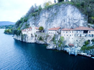 İtalya 'daki Maggiore Gölü' ndeki Santa Caterina del Sasso Manastırı 'nda insansız hava aracı görüntüsü. Göl manzarası, dağlar ve kilise. Yüksek kalite fotoğraf