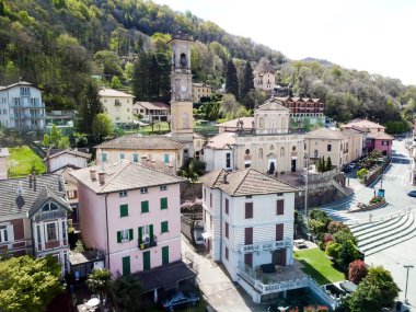 Porto Ceresio, Varese, Lombardy, İtalya - 24 Ağustos 2018: Porto Ceresio 'nun İtalya' nın Ceresio Gölü kıyısındaki şehir manzarası. Yüksek kalite fotoğraf