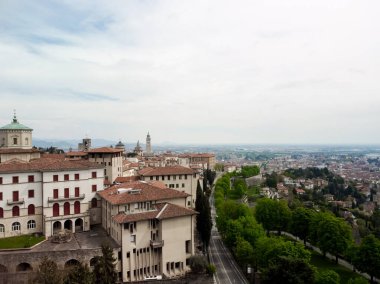 BERGAMO, ITALY- 10 Ocak 2018: Ortaçağ bölgesinin genel şehir manzarası, Citta Alta, Bergamo, Lombardy, İtalya. Yüksek kalite fotoğraf
