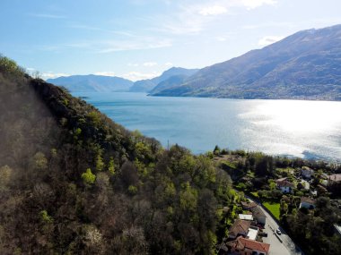 Panoramik manzara, Como Gölü 'nün üst kısmı Gravedona üzerinde, Bellagio' ya kadar. Yüksek kalite fotoğraf