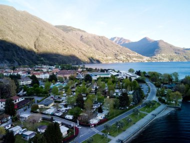İtalya 'nın Comi Gölü' ndeki Domaso kasabasının tepesinden bakıyorum. Yüksek kalite fotoğraf