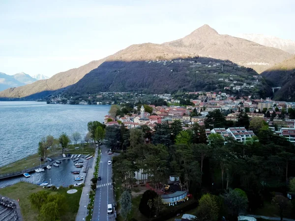 İtalya 'nın Comi Gölü' ndeki Domaso kasabasının tepesinden bakıyorum. Yüksek kalite fotoğraf