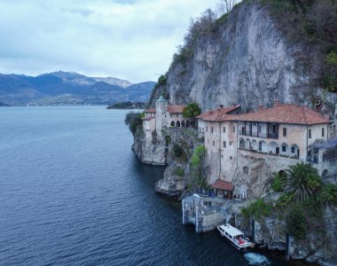 İtalya 'daki Maggiore Gölü' ndeki Santa Caterina del Sasso Manastırı 'nda insansız hava aracı görüntüsü. Göl manzarası, dağlar ve kilise. Yüksek kalite fotoğraf