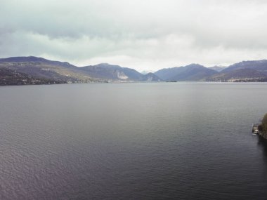 Norveç 'in Henningsvaer bölgesindeki Lofoten adaları, fiyort Vjestfjord suları arasında adacıkları olan deniz manzarası. Sisli bir gün, bulutlu bir hava. Yüksek kalite fotoğraf