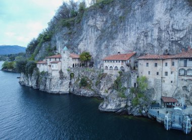 İtalya 'daki Maggiore Gölü' ndeki Santa Caterina del Sasso Manastırı 'nda insansız hava aracı görüntüsü. Göl manzarası, dağlar ve kilise. Yüksek kalite fotoğraf