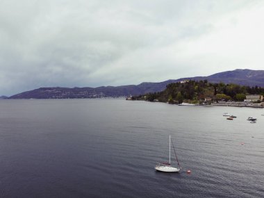 Yat manzaralı, güzel adaların yakınında. Arka planda güzel bulutlar var. Denizde lüks bir yat. Yüksek kalite fotoğraf
