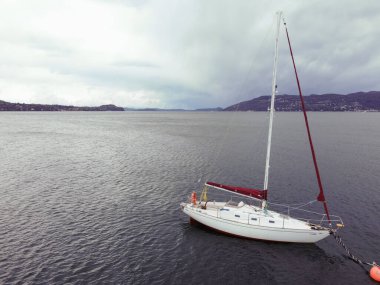 Akşamları denizde yelkenli gezisi güzel büyük dağların ardından arka plan, lüks yaz macerası, Akdeniz, Türkiye 'de aktif tatil. Yüksek kalite fotoğraf