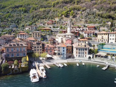 Yazın liman manzarası. Portofino, Liguria, İtalya. Yüksek kalite fotoğraf. Sakin bir sahil köyünün hava manzarası, limana yanaşmış kayıklar, yemyeşil ve dağlarla çevrili..