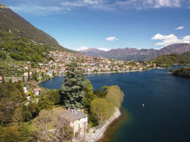 Salo 'nun Garda Gölü' ndeki tarihi kısmının panoramik manzarası. Kasabanın Garda Gölü üzerindeki hava manzarası. İtalya dağlarında bir göl. Garda Gölü 'nde turistik bir yer. Yüksek kalite fotoğraf