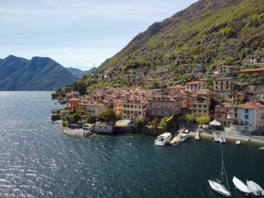 Salo 'nun Garda Gölü' ndeki tarihi kısmının panoramik manzarası. Kasabanın Garda Gölü üzerindeki hava manzarası. İtalya dağlarında bir göl. Garda Gölü 'nde turistik bir yer. Yüksek kalite fotoğraf