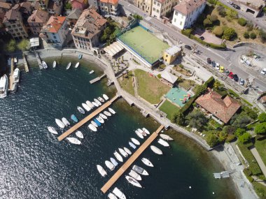 Yazın liman manzarası. Portofino, Liguria, İtalya. Yüksek kalite fotoğraf. Sakin bir sahil köyünün hava manzarası, limana yanaşmış kayıklar, yemyeşil ve dağlarla çevrili..