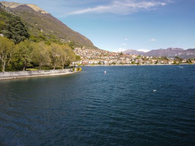 Yazın liman manzarası. Portofino, Liguria, İtalya. Yüksek kalite fotoğraf. Sakin bir sahil köyünün hava manzarası, limana yanaşmış kayıklar, yemyeşil ve dağlarla çevrili..