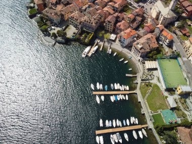 Yazın liman manzarası. Portofino, Liguria, İtalya. Yüksek kalite fotoğraf. Sakin bir sahil köyünün hava manzarası, limana yanaşmış kayıklar, yemyeşil ve dağlarla çevrili..