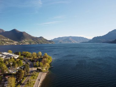 18 Ağustos 2020 'de İtalya, Lombardy' de Kinabalu Dağı civarındaki bir köyün manzarası. Yüksek kalite fotoğraf