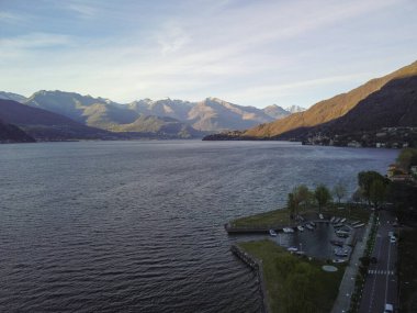 İtalya 'daki Alpler' in kalbindeki doğanın güzelliğine ve bu görkemli manzaralarda esen yollara hayranlık duyun. Yüksek kalite fotoğraf