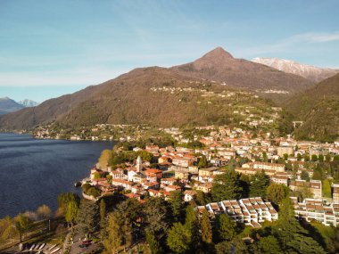 18 Ağustos 2020 'de İtalya, Lombardy' de Kinabalu Dağı civarındaki bir köyün manzarası. Yüksek kalite fotoğraf