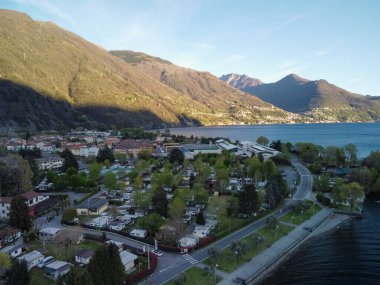 Bellinzona şehri ve Ticino nehir vadisi İsviçre 'nin Ticino Kantonu' nun muhteşem panoramik manzarası. Yüksek kalite fotoğraf