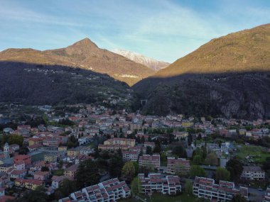 Bellinzona şehri ve Ticino nehir vadisi İsviçre 'nin Ticino Kantonu' nun muhteşem panoramik manzarası. Yüksek kalite fotoğraf