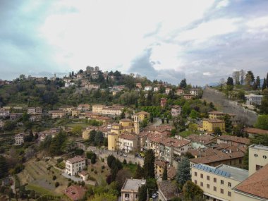 Bergamo, İtalya. Güneşli bir günde eski kasabamızda inanılmaz bir hava manzarası var. Aşağı şehrin manzarası. Bergamo İtalya 'nın en güzel şehirlerinden biri. Antik duvarların manzarası. Yüksek kalite fotoğraf.