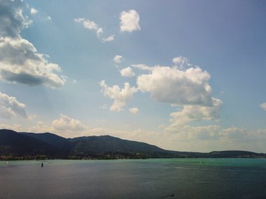 Akdeniz 'de kristal turkuaz sularda seyreden yelkenli. Arka planda da bir ada var. Yüksek kalite fotoğraf