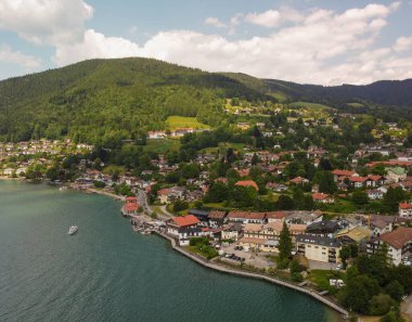 İtalya 'nın Lombardy şehrinde bulunan Como Gölü' ndeki Bellagio 'nun hava manzarası. Yazın yeşil tepeli yüksek manzaralı deniz manzarası. Drone Gölü Como. Yüksek kalite fotoğraf