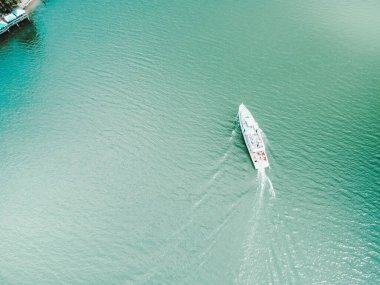 Ünlü sahil köyü Moltrasio 'dan Como Gölü manzarası harika. Como Gölü 'nde yelkenli. Yüksek kalite fotoğraf