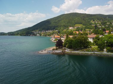 İtalya 'nın Lombardy şehrinde bulunan Como Gölü' ndeki Bellagio 'nun hava manzarası. Yazın yeşil tepeli yüksek manzaralı deniz manzarası. Drone Gölü Como. Yüksek kalite fotoğraf